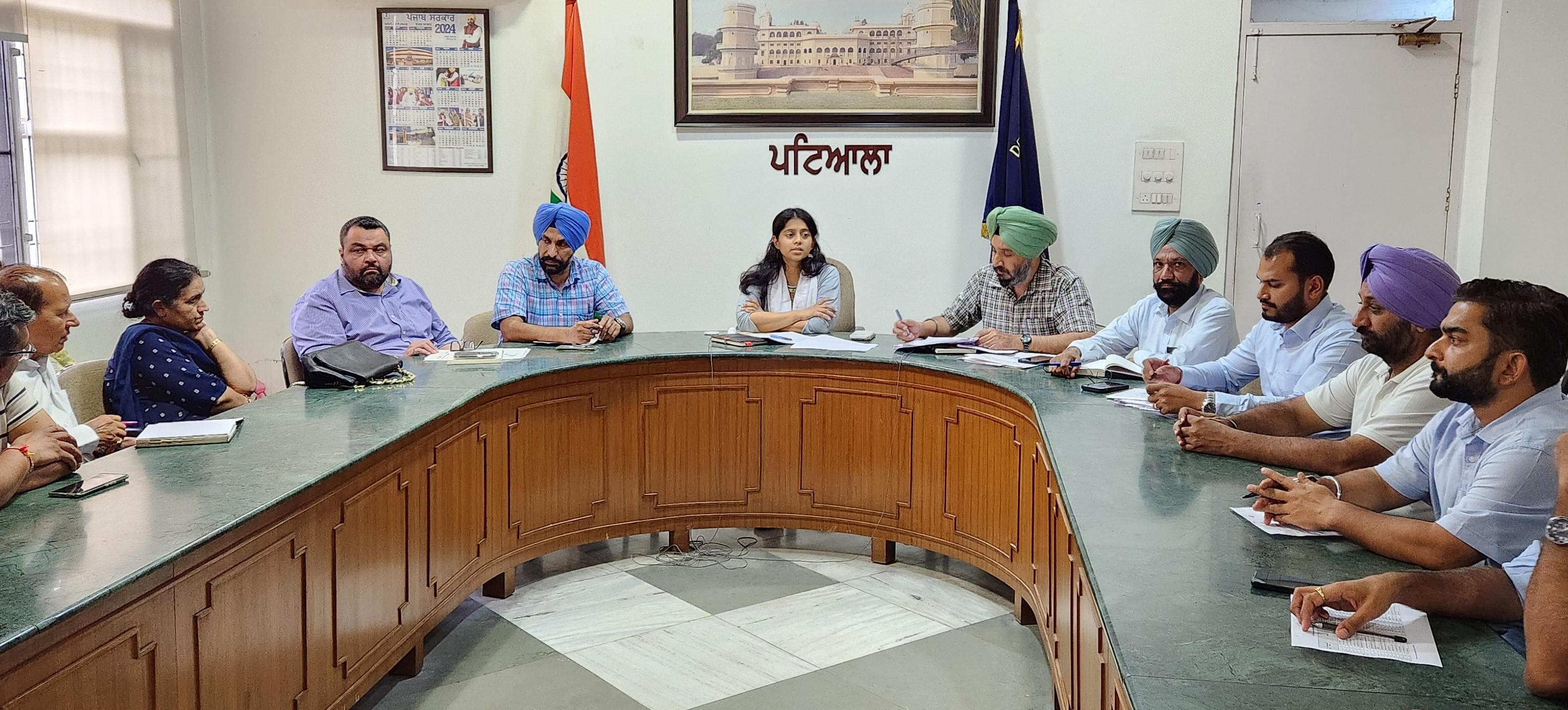 पराली प्रबंधन के लिए अधिकारियों और उद्योग प्रतिनिधियों के साथ बैठक की
